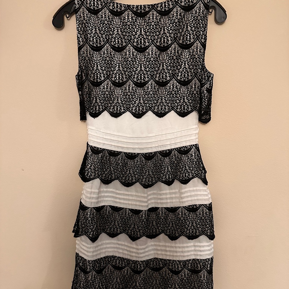 BCBG Maxazria ‘Lorena’ Black White Tiered Lace Dress size 0 Classic Sexy - Picture 4 of 6